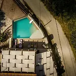 Diamante -seafront Stone For 5 With Stunning Sunset Views By Mana Gers Villa Ammoudi